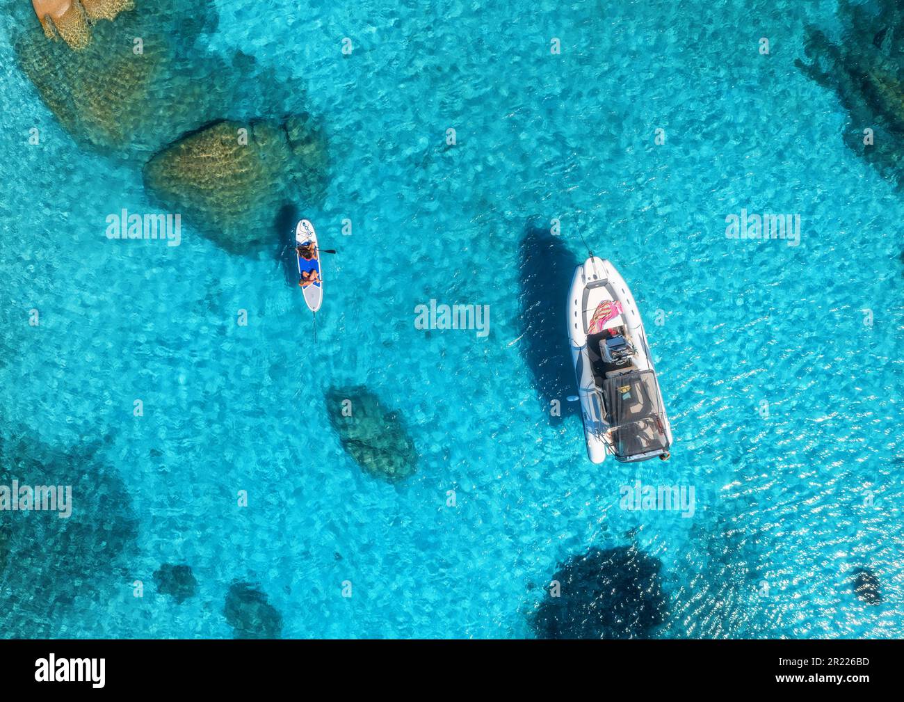 Vue aérienne de couple à bord supérieur et bateau sur la mer bleue en été Banque D'Images