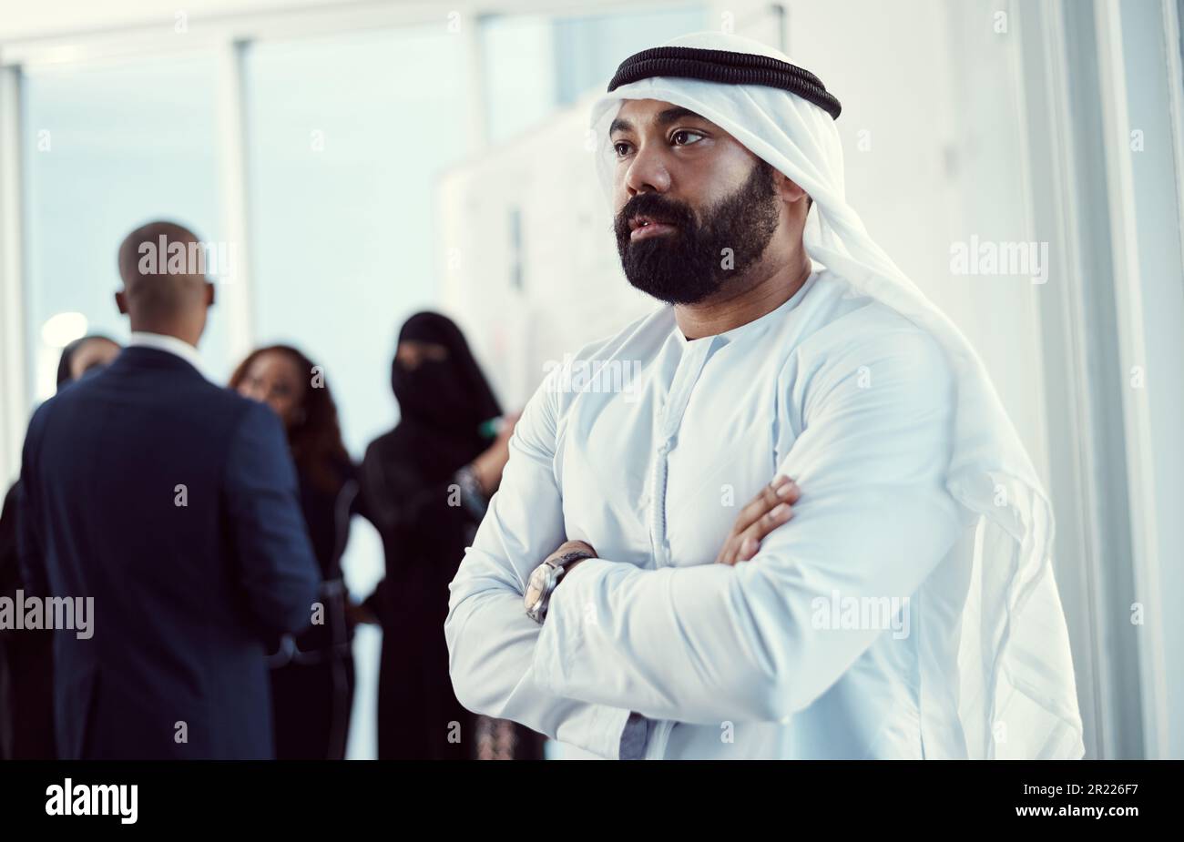 HES a pris ses yeux sur l'avenir. un beau homme d'affaires arabe mûr ...