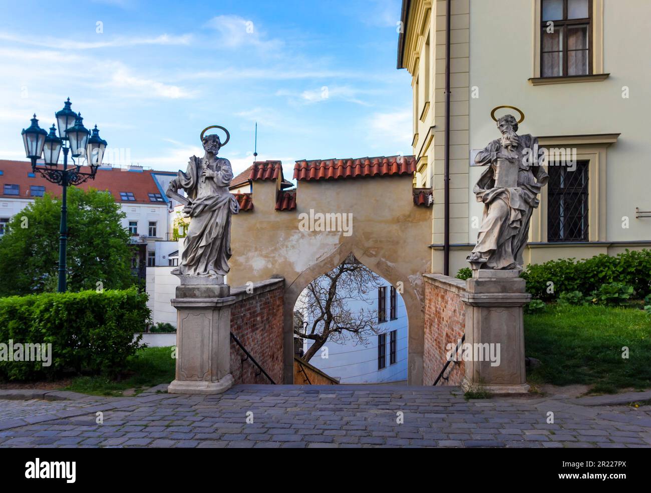 Brno, République Tchèque - Mai 2023: Musée diocésain avec statues des Saints Pierre et Paul - Brno, République Tchèque Banque D'Images