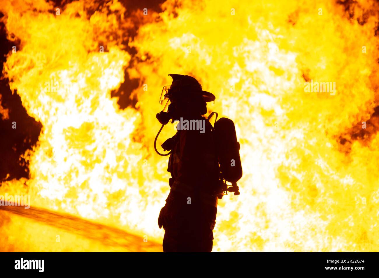 ÉTATS-UNIS Marine avec Air Crash Fire Rescue participe à un exercice d'entraînement en direct à la Marine corps Air Station New River, Jacksonville, Caroline du Nord, 12 mai 2023. Les pompiers du corps maritime ont mené une formation en direct sur les incendies d'aéronefs afin d'établir la confiance, le travail d'équipe et la capacité d'agir dans les situations d'urgence. (É.-U. Photo du corps marin par le Cpl Zeta Johnson) Banque D'Images