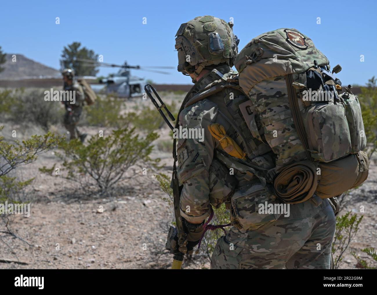 A ÉTATS-UNIS Un parasecouriste de la Force aérienne observe un U.S. Corps de marine UH-1Y Venom pendant LE RED FLAG-Rescue 23-1 au Centre d'entraînement Playas, Nouveau-Mexique, 10 mai 2023. RF-R utilise le centre de formation Playas pour ses divers emplacements et ses possibilités de formation uniques. Des quartiers abandonnés aux étendues ouvertes du désert, le centre est l'endroit idéal pour les forces armées qui s'entraînent dans une multitude de situations. (É.-U. Photo de la Force aérienne par Airman classe 1st Paige Weldon) Banque D'Images