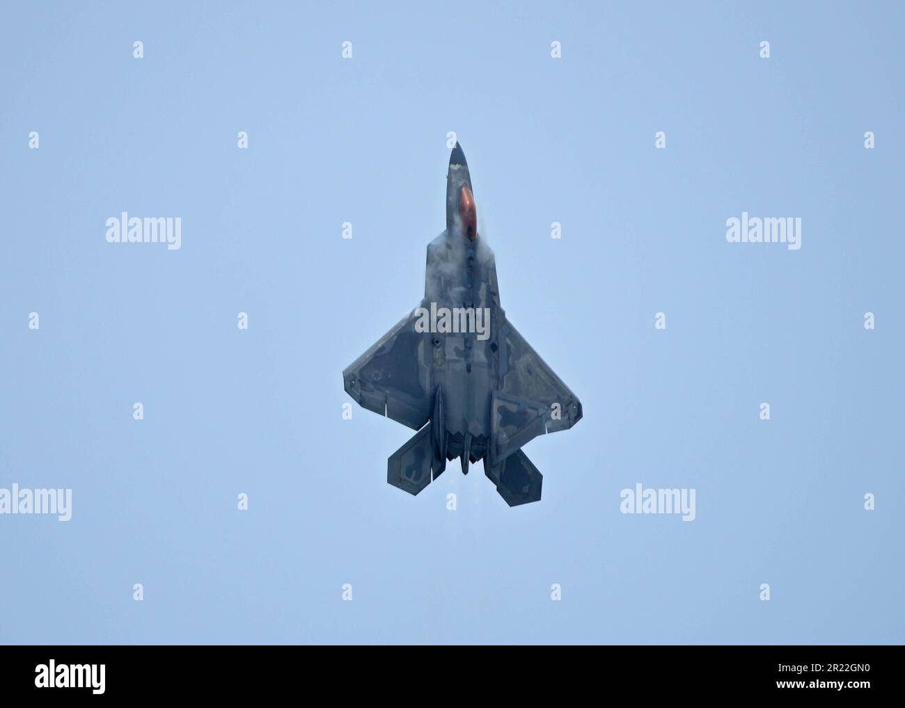 ÉTATS-UNIS Le capitaine de la Force aérienne Samuel “Razz” Larson, commandant de l’équipe de démonstration F-22, effectue des manœuvres aériennes lors du salon aérien de la base aérienne Scott à la base aérienne Scott AFB, Illinois, 13 mai 2023. Le spectacle aérien a présenté des actes comme l'équipe de démonstration C-17 de la côte Ouest, aux États-Unis Anges bleu marine et TORA TORA TORA. (É.-U. Photo de la Force aérienne par le sergent d'état-major Zoe Thacker) Banque D'Images