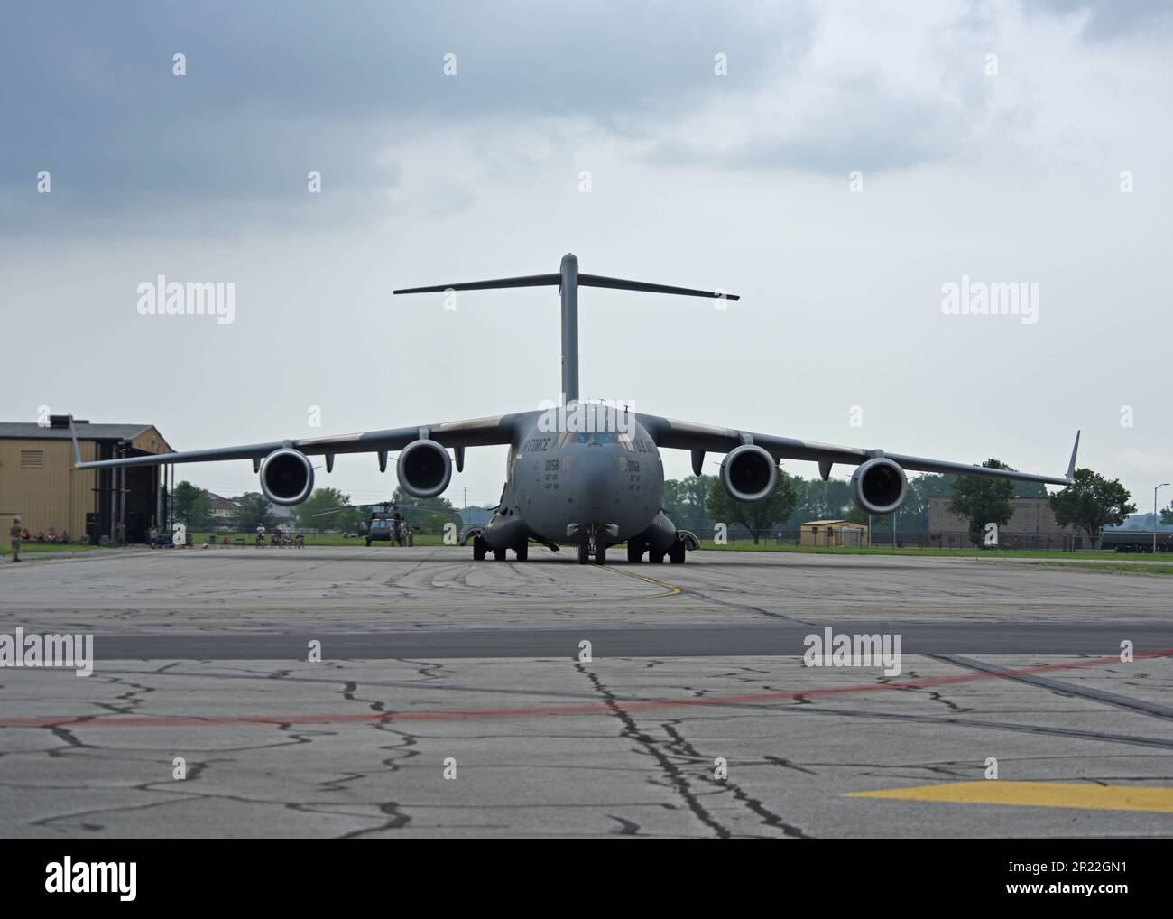 L'équipe de démonstration C-17 de la côte Ouest se prépare à prendre un taxi en ligne aérienne lors du salon de l'aviation de la base aérienne Scott à l'AFB Scott, Illinois, 13 mai 2023. L'équipe de démonstration C-17 West Coast a été rejointe au salon de l'aviation Scott AFB par des collègues comme les États-Unis Navy Blue Angels, l'équipe de démonstration F-22 et TORA TORA TORA. (É.-U. Photo de la Force aérienne par le sergent d'état-major Zoe Thacker) Banque D'Images