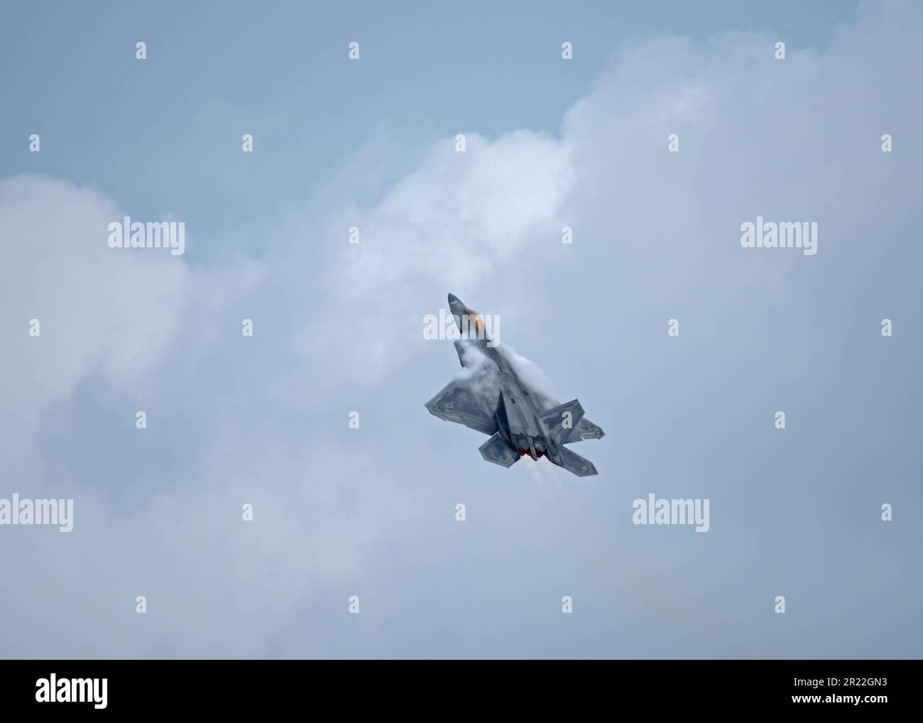 ÉTATS-UNIS Le capitaine de la Force aérienne Samuel “Razz” Larson, commandant de l’équipe de démonstration F-22, effectue des manœuvres aériennes lors du salon aérien de la base aérienne Scott à la base aérienne Scott AFB, Illinois, 13 mai 2023. Le spectacle aérien a présenté des actes comme l'équipe de démonstration C-17 de la côte Ouest, aux États-Unis Anges bleu marine et TORA TORA TORA. (É.-U. Photo de la Force aérienne par le sergent d'état-major Zoe Thacker) Banque D'Images