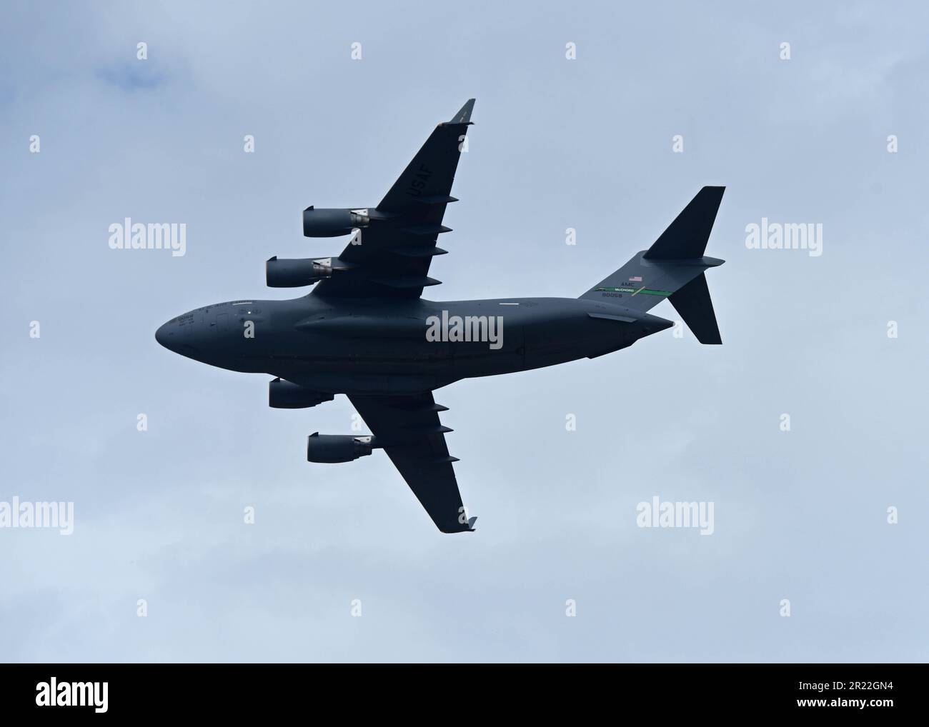 L'équipe de démonstration C-17 de la côte Ouest pilote un C-17 Globemaster III lors du salon aérien de la base aérienne Scott à l'AFB Scott, Illinois, 13 mai 2023. L'équipe de démonstration C-17 West Coast a été jointe au salon de l'aviation Scott AFB par des collègues comme les États-Unis Navy Blue Angels, l'équipe de démonstration F-22 et TORA TORA TORA. (É.-U. Photo de la Force aérienne par le sergent d'état-major Zoe Thacker) Banque D'Images