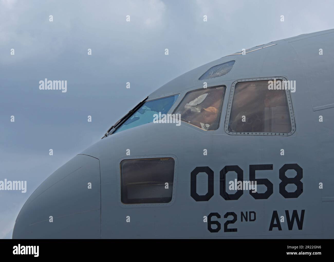 ÉTATS-UNIS Le Maj. Ross Wiginton de la Force aérienne, pilote de l'équipe de démonstration de la côte ouest du C-17, se prépare à piloter un avion C-17 Globemaster III lors du salon aérien de la base aérienne Scott à la base aérienne Scott AFB, Illinois (13 mai 2023). L'équipe de démonstration C-17 West Coast a été rejointe au salon de l'aviation Scott AFB par des collègues comme les États-Unis Navy Blue Angels, l'équipe de démonstration F-22 et TORA TORA TORA. (É.-U. Photo de la Force aérienne par le sergent d'état-major Zoe Thacker) Banque D'Images