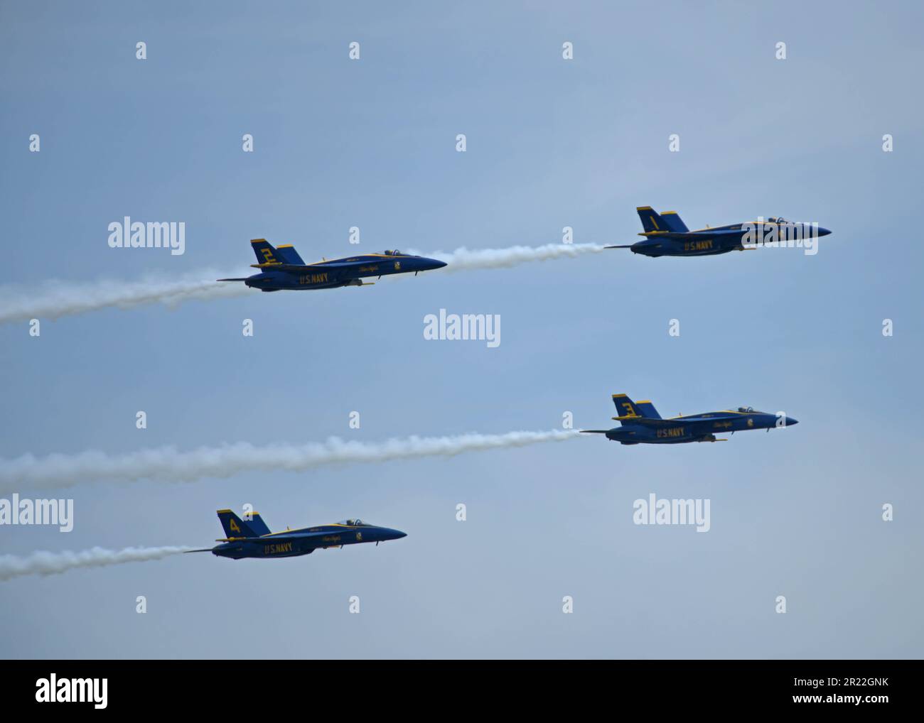 États-Unis Les Blue Angels de la Marine effectuent des manœuvres aériennes lors du salon de l'aviation de la base aérienne Scott à l'AFB Scott, Illinois, 14 mai 2023. Les Blue Angels ont été rejoints au salon de l'air de l'AFB de Scott par des collègues comme l'équipe de démonstration C-17 de la côte ouest, l'équipe de démonstration F-22 et TORA TORA TORA. (É.-U. Photo de la Force aérienne par le sergent d'état-major Zoe Thacker) Banque D'Images