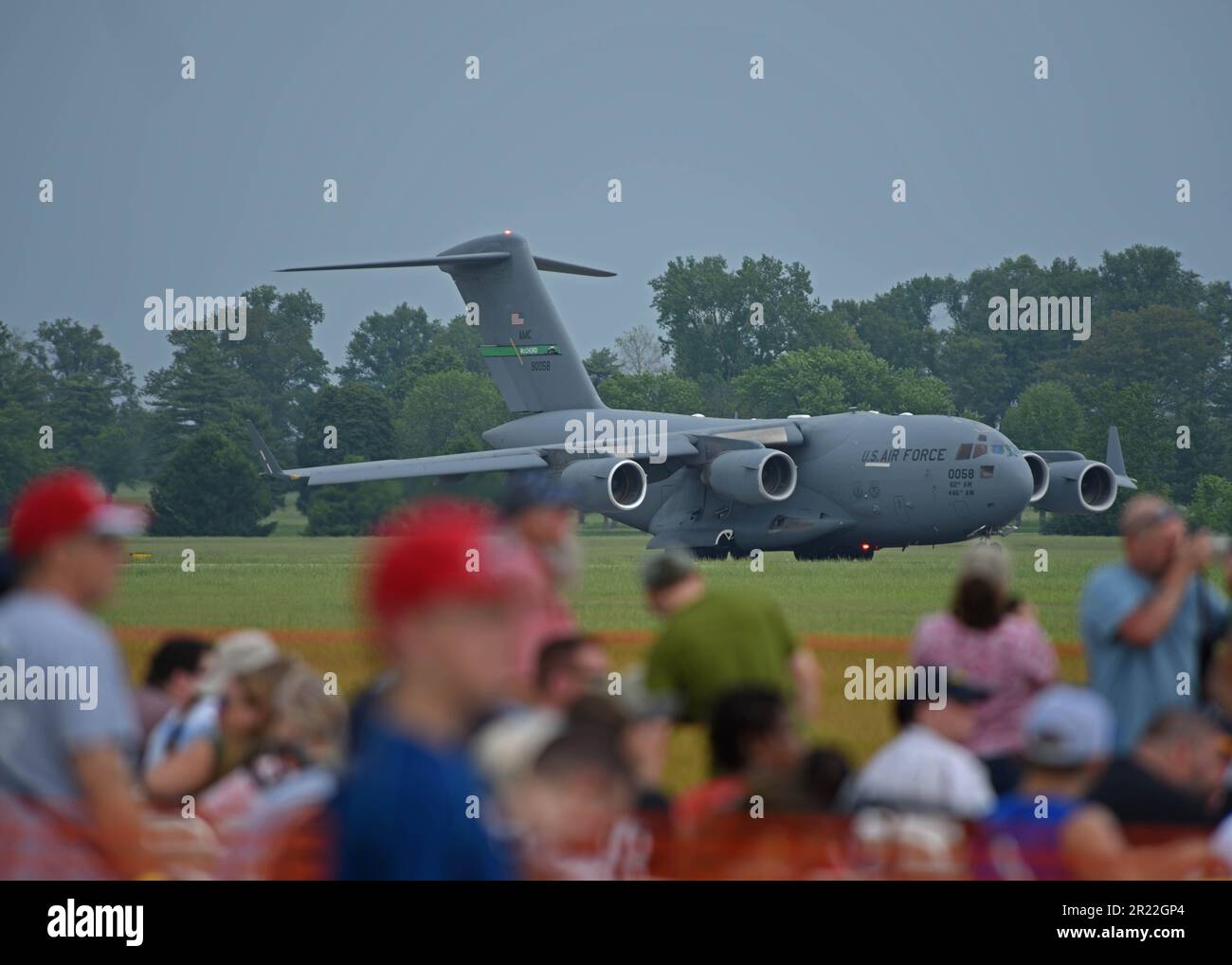 L'équipe de démonstration de la côte ouest du C-17 atterrit un C-17 Globemaster III sur la ligne aérienne pendant le salon aérien de la base aérienne Scott à la base aérienne Scott AFB, Illinois, 13 mai 2023. L'équipe de démonstration C-17 West Coast a été jointe au salon de l'aviation Scott AFB par des collègues comme les États-Unis Navy Blue Angels, l'équipe de démonstration F-22 et TORA TORA TORA. (É.-U. Photo de la Force aérienne par le sergent d'état-major Zoe Thacker) Banque D'Images