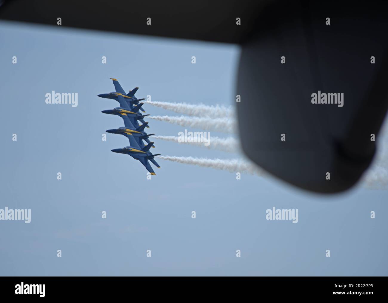 États-Unis Les Anges bleus de la marine effectuent des manœuvres aériennes sur un avion C-17 Globemaster III affecté à l'escadre de transport aérien 62D lors du salon aérien de la base aérienne Scott à l'AFB Scott, Illinois, 14 mai 2023. L'équipe de démonstration C-17 West Coast a été rejointe au salon de l'air de l'AFB Scott par des collègues comme l'équipe de démonstration F-22 et TORA TORA TORA. (É.-U. Photo de la Force aérienne par le sergent d'état-major Zoe Thacker) Banque D'Images