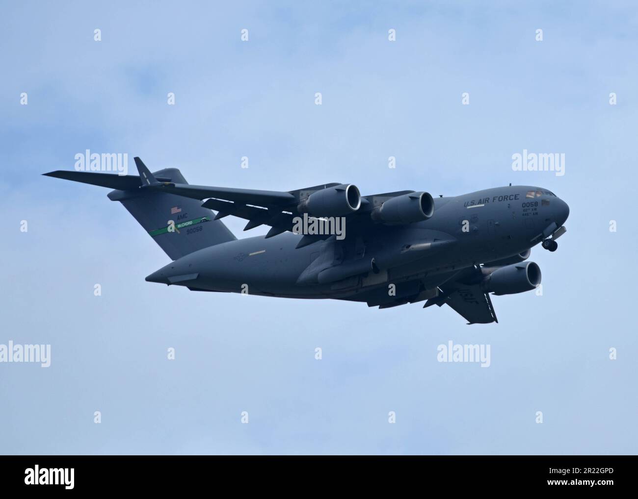 L'équipe de démonstration C-17 de la côte Ouest pilote un C-17 Globemaster III lors du salon aérien de la base aérienne Scott à l'AFB Scott, Illinois, 13 mai 2023. L'équipe de démonstration C-17 West Coast a été jointe au salon de l'aviation Scott AFB par des collègues comme les États-Unis Navy Blue Angels, l'équipe de démonstration F-22 et TORA TORA TORA. (É.-U. Photo de la Force aérienne par le sergent d'état-major Zoe Thacker) Banque D'Images