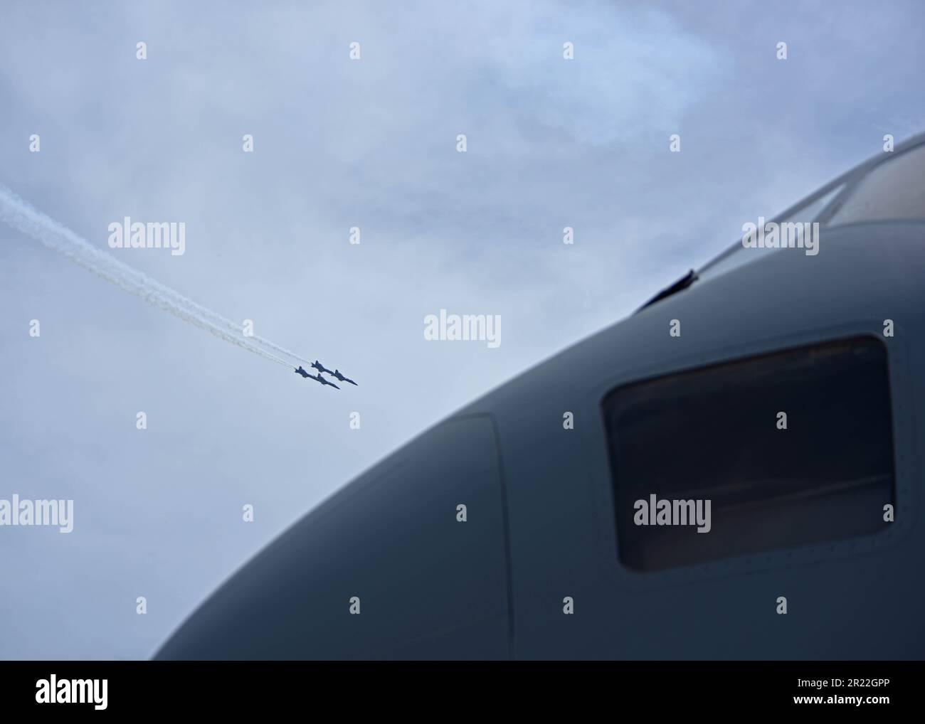 États-Unis Les Anges bleus de la marine effectuent des manœuvres aériennes sur un avion C-17 Globemaster III affecté à l'escadre de transport aérien 62D lors du salon aérien de la base aérienne Scott à l'AFB Scott, Illinois, 14 mai 2023. L'équipe de démonstration C-17 West Coast a été rejointe au salon de l'air de l'AFB Scott par des collègues comme l'équipe de démonstration F-22 et TORA TORA TORA. (É.-U. Photo de la Force aérienne par le sergent d'état-major Zoe Thacker) Banque D'Images