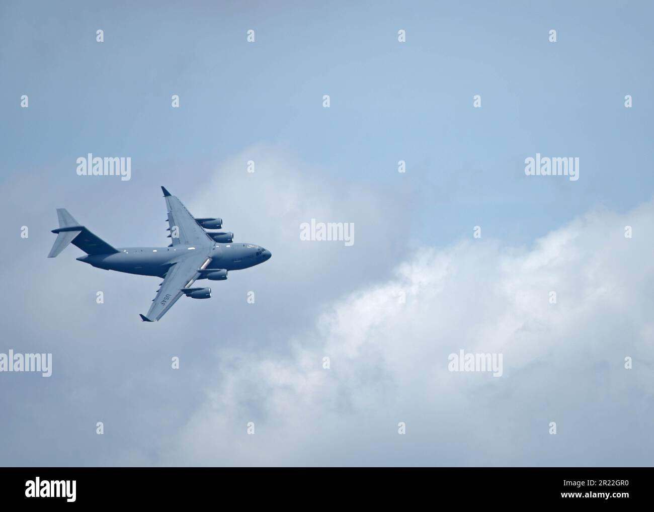 L'équipe de démonstration C-17 de la côte Ouest pilote un C-17 Globemaster III lors du salon aérien de la base aérienne Scott à l'AFB Scott, Illinois, 14 mai 2023. L'équipe de démonstration C-17 West Coast a été jointe au salon de l'aviation Scott AFB par des collègues comme les États-Unis Navy Blue Angels, l'équipe de démonstration F-22 et TORA TORA TORA. (É.-U. Photo de la Force aérienne par le sergent d'état-major Zoe Thacker) Banque D'Images