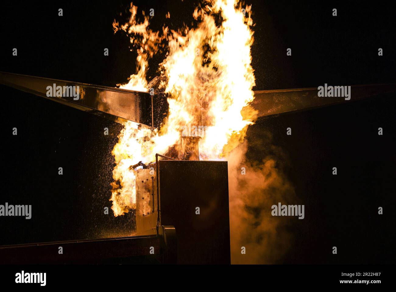 L’hélice d’un avion de simulation brûle lors d’une formation d’incendie d’avion en direct sur la station aérienne du corps des Marines New River, à Jacksonville, en Caroline du Nord, en 12 mai 2023. Les pompiers du corps maritime ont mené une formation en direct sur les incendies d'aéronefs afin d'établir la confiance, le travail d'équipe et la capacité d'agir dans les situations d'urgence. (É.-U. Photo du corps marin par lance Cpl. Loriann Dauscher) Banque D'Images