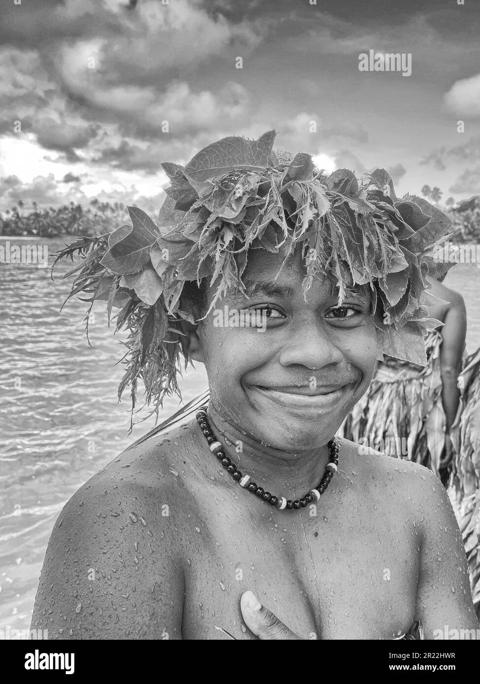 Au Vanuatu, les danseurs d'eau font référence à une forme traditionnelle de danse et de représentation qui se déroule dans ou près des plans d'eau, comme les rivières, les lacs ou l'océan. Cette expression culturelle unique illustre la grâce, l'agilité et le récit des artistes qui se déplacent en synchronisation avec le rythme de l'eau. Les danseurs d'eau manipulent habilement leur corps, créant des mouvements fluides qui imitent le flux et l'énergie de l'eau environnante. Ils portent souvent des costumes et des ornements éclatants, ajoutant de la splendeur visuelle à leurs performances captivantes. Banque D'Images