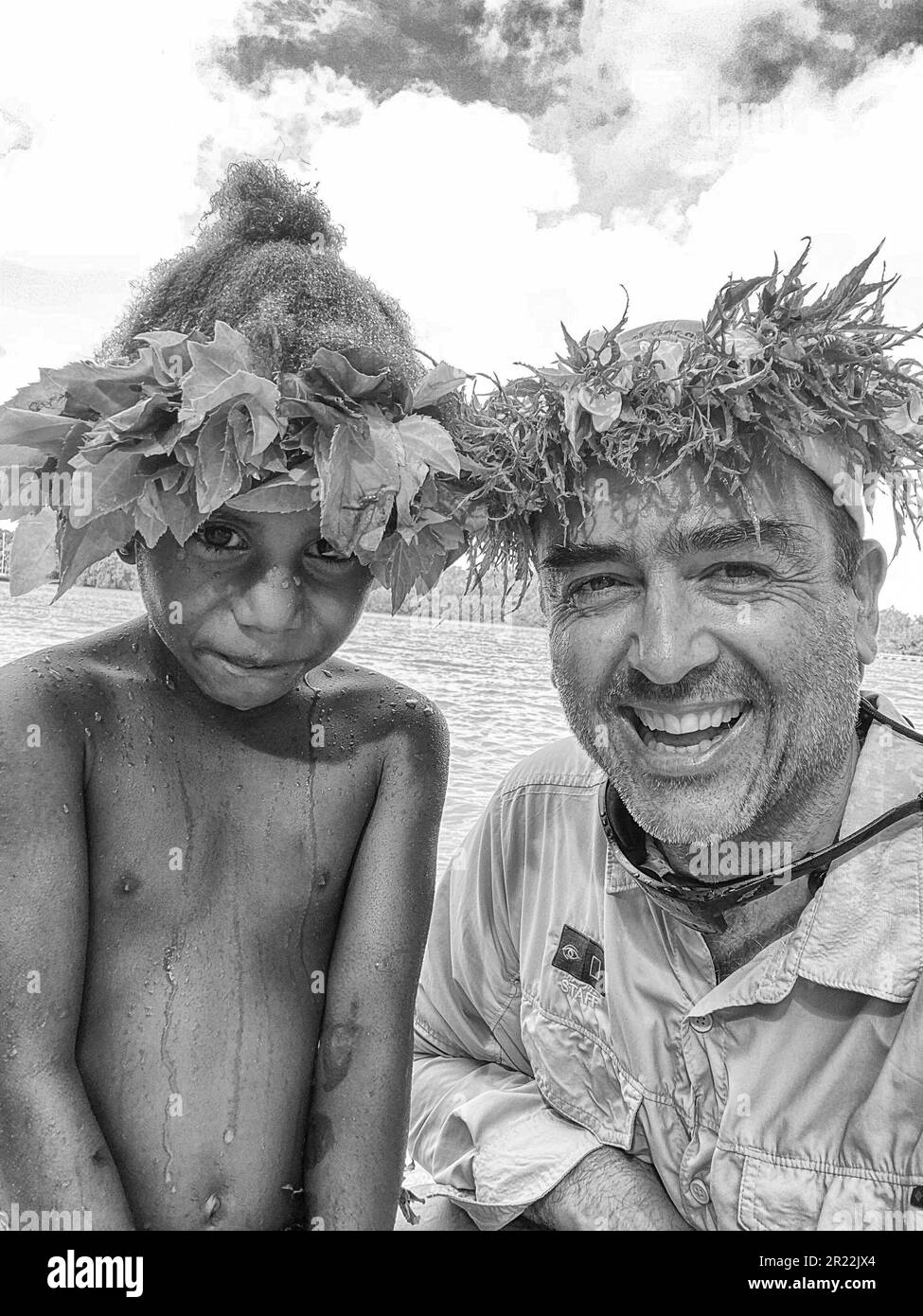 Au Vanuatu, les danseurs d'eau font référence à une forme traditionnelle de danse et de représentation qui se déroule dans ou près des plans d'eau, comme les rivières, les lacs ou l'océan. Cette expression culturelle unique illustre la grâce, l'agilité et le récit des artistes qui se déplacent en synchronisation avec le rythme de l'eau. Les danseurs d'eau manipulent habilement leur corps, créant des mouvements fluides qui imitent le flux et l'énergie de l'eau environnante. Ils portent souvent des costumes et des ornements éclatants, ajoutant de la splendeur visuelle à leurs performances captivantes. Banque D'Images