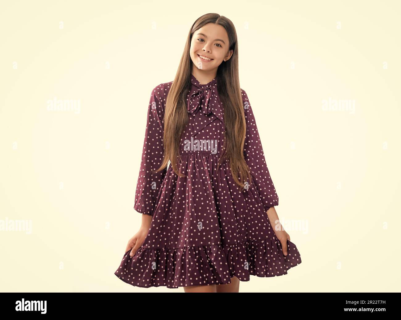 Portrait d'une jeune fille adolescente souriante. fille de 12, 13, 14 ans avec robe sur fond blanc isolé de studio. Elégante adolescente fille Banque D'Images