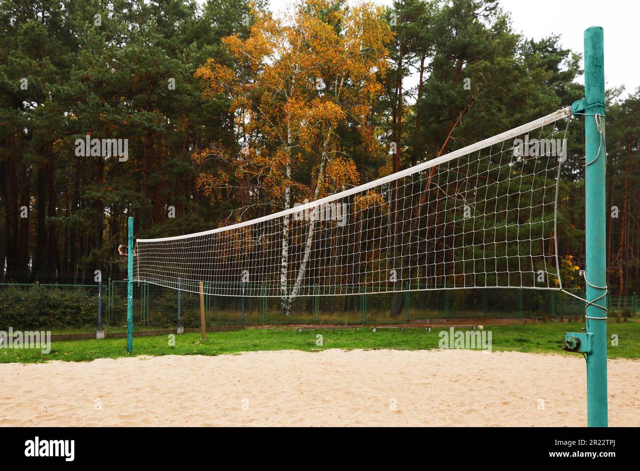 Terrain de volley-ball de plage avec filet près des arbres Banque D'Images