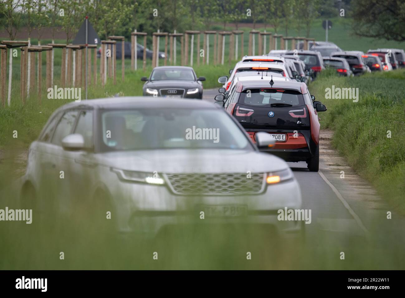 11 mai 2023, Hesse, Steinbach (Taunus): Les voitures qui viennent d'aller à l'école sont bloquées sur une route. Que ce soit par commodité, par souci ou par manque de temps, certains parents préfèrent conduire leur progéniture directement aux portes de l'école. Mais les experts voient même des inconvénients pour les enfants dans la cabine des parents. (À dpa 'du siège arrière à la salle de classe: La nuisance des cabines de parents') photo: Sebastian Gollnow/dpa Banque D'Images