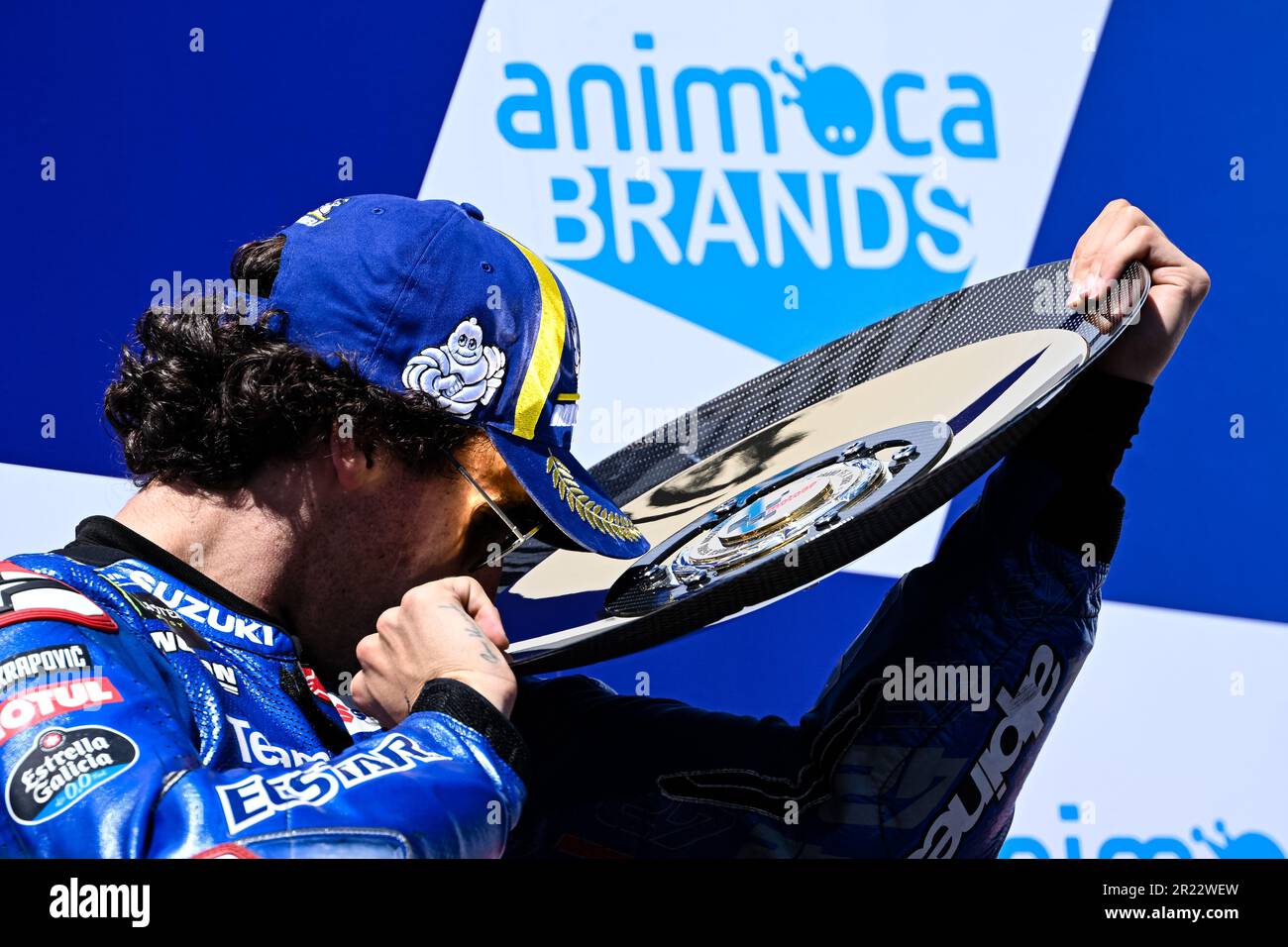 Phillip Island, Australie, 16 octobre 2022. Alex Rins d'Espagne sur l'équipe Suzuki Ecstar Suzuki embrasse le trophée après avoir remporté le MotoGP australien 2022 au circuit de Phillip Island sur 16 octobre 2022 à Phillip Island, en Australie. Crédit : Nigel Owen/Speed Media/Alay Live News Banque D'Images