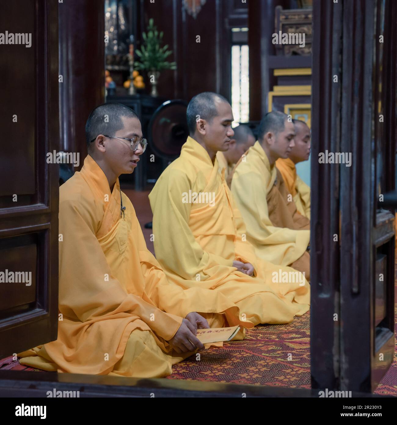 Hue, Vietnam, 17 novembre 2022: Moines bouddhistes chantant dans le temple de Thien Mu à Hue, dans le centre du Vietnam Banque D'Images