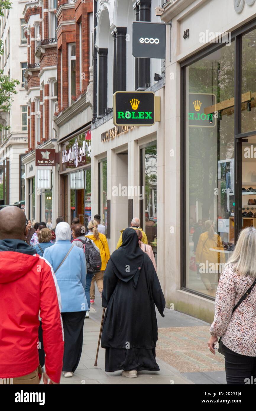 Londres, Royaume-Uni - 9 mai 2023 : signe Rolex à l'extérieur d'un magasin à Londres. Rolex est un horloger de luxe fondé en 1955 par Hans Wilsdorf et Alfred Davis. Banque D'Images