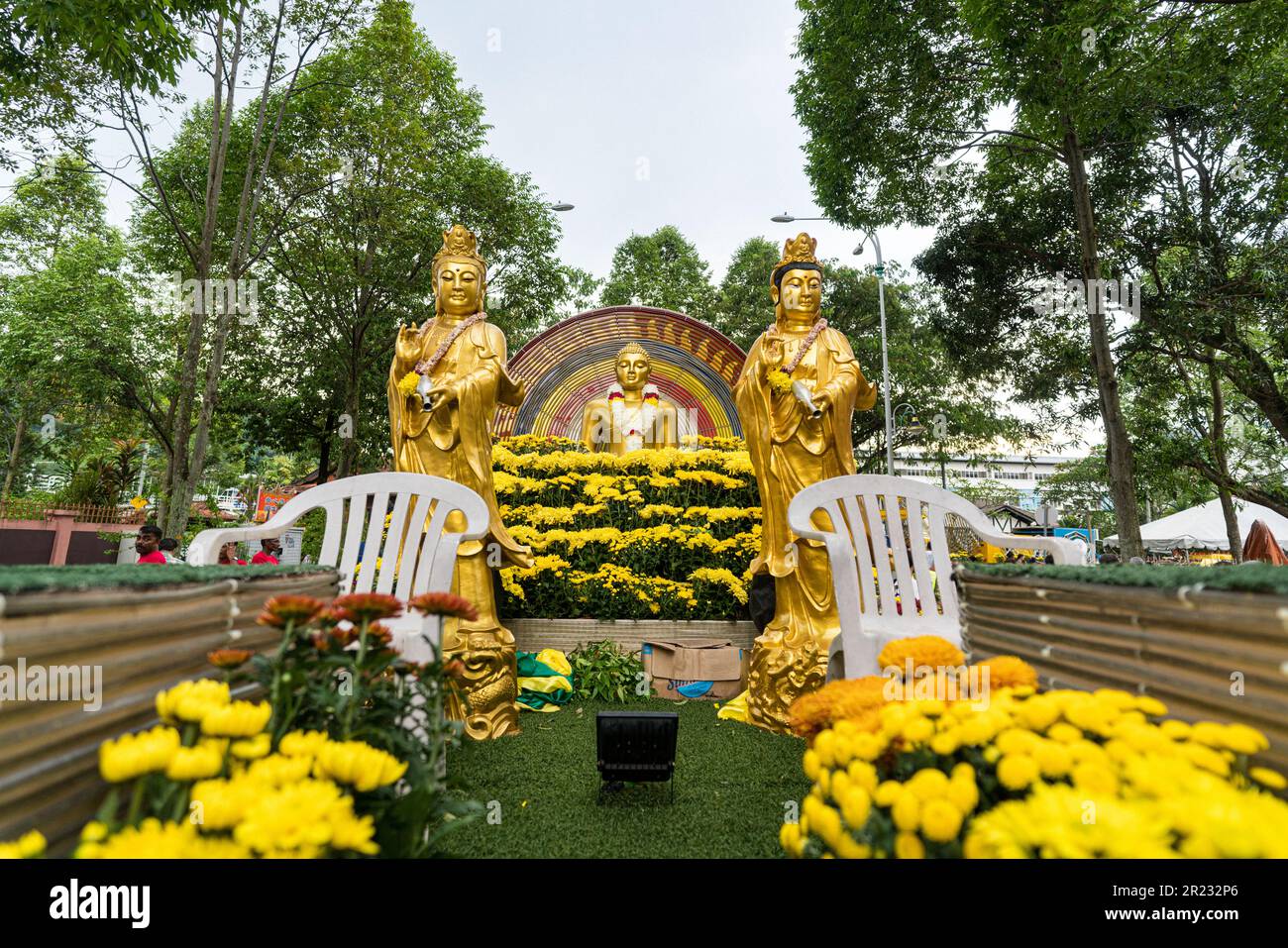 Kuala Lumpur, Malaisie, 4 mai 2023: Un flotteur de parading avec la décoration de Bouddha et de fleurs, sur le point de se joindre à la procession pour célébrer le jour de Wesak à la TH Banque D'Images