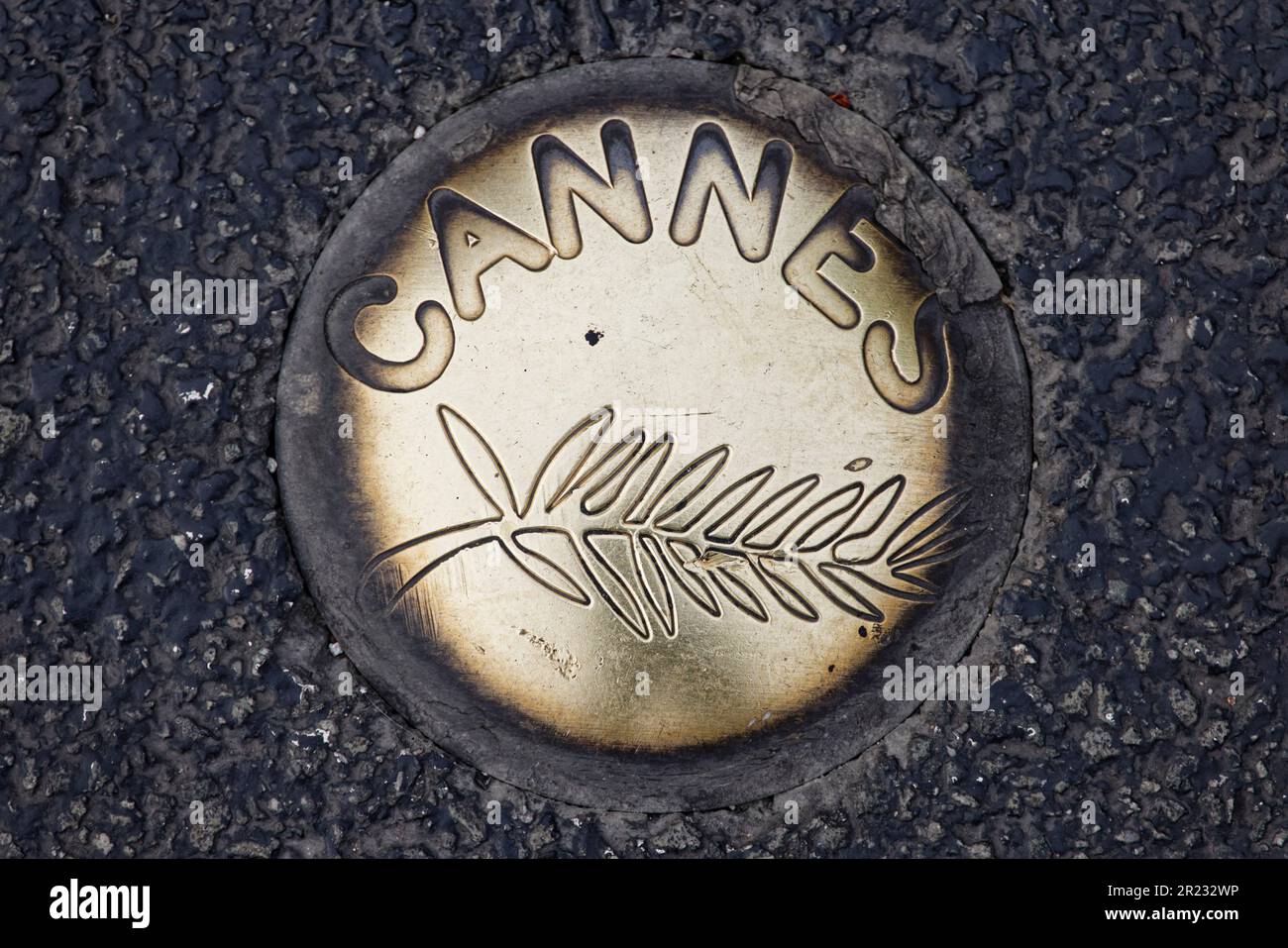 Cannes, France. 16th mai 2023. Clou en bronze personnalisé pour le Festival de Cannes collé sur le boulevard de la Croisette en face du Palais des Festivals sur 16 mai 2023 à Cannes, France. Crédit : Bernard Menigault/Alamy Live News Banque D'Images