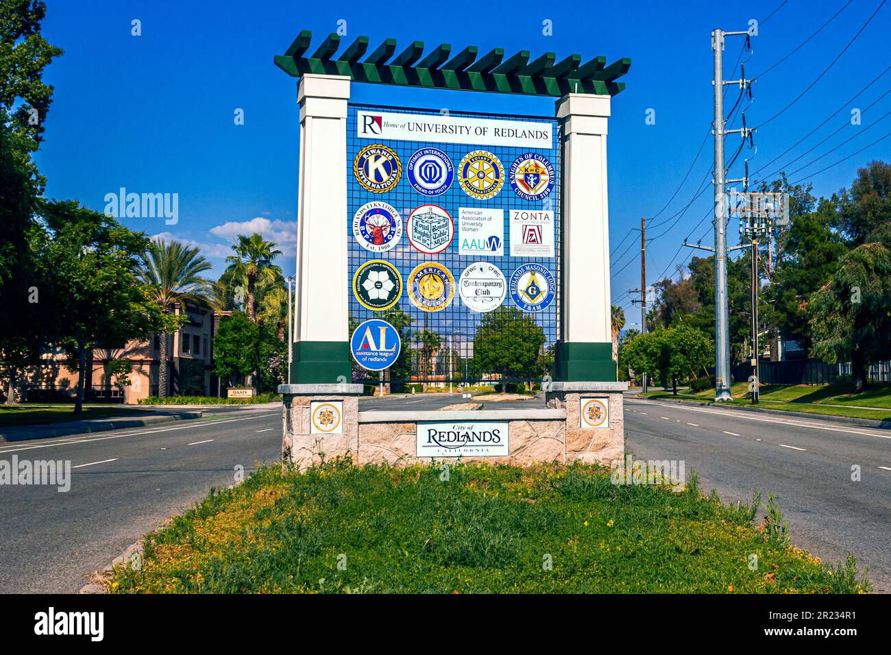 Photographie du panneau reconnaissant l'engagement et le service des clubs locaux à Redlands, Californie, sur Barton Road et Terracina Ave Banque D'Images