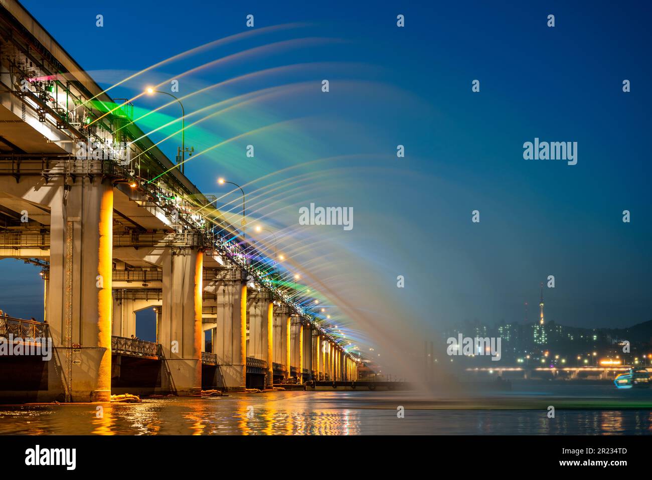 Banpo Bridge Moonlight Rainbow Fountain sur le fleuve Han à Séoul, capitale de la Corée du Sud Banque D'Images