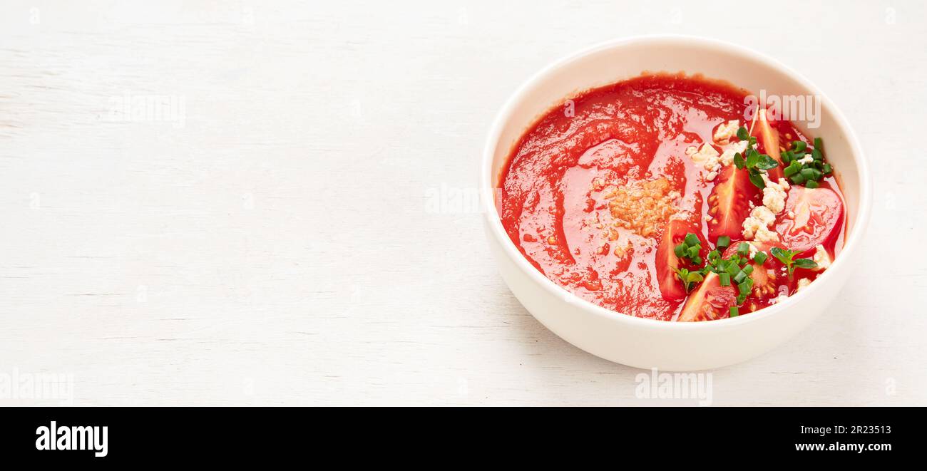 Soupe de tomate sur table blanche, panorama, bannière Banque D'Images