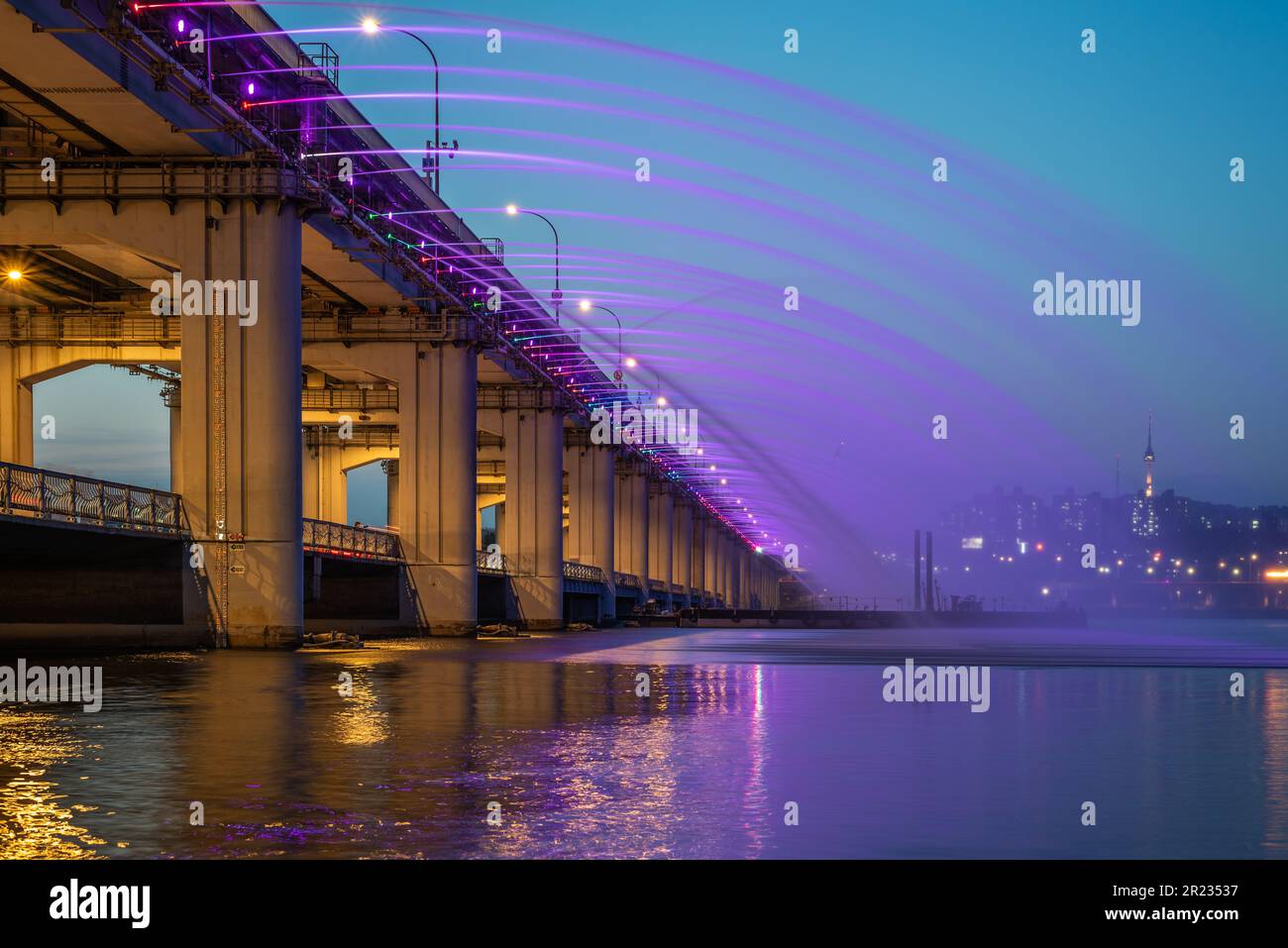 Banpo Bridge Moonlight Rainbow Fountain sur le fleuve Han à Séoul, capitale de la Corée du Sud Banque D'Images