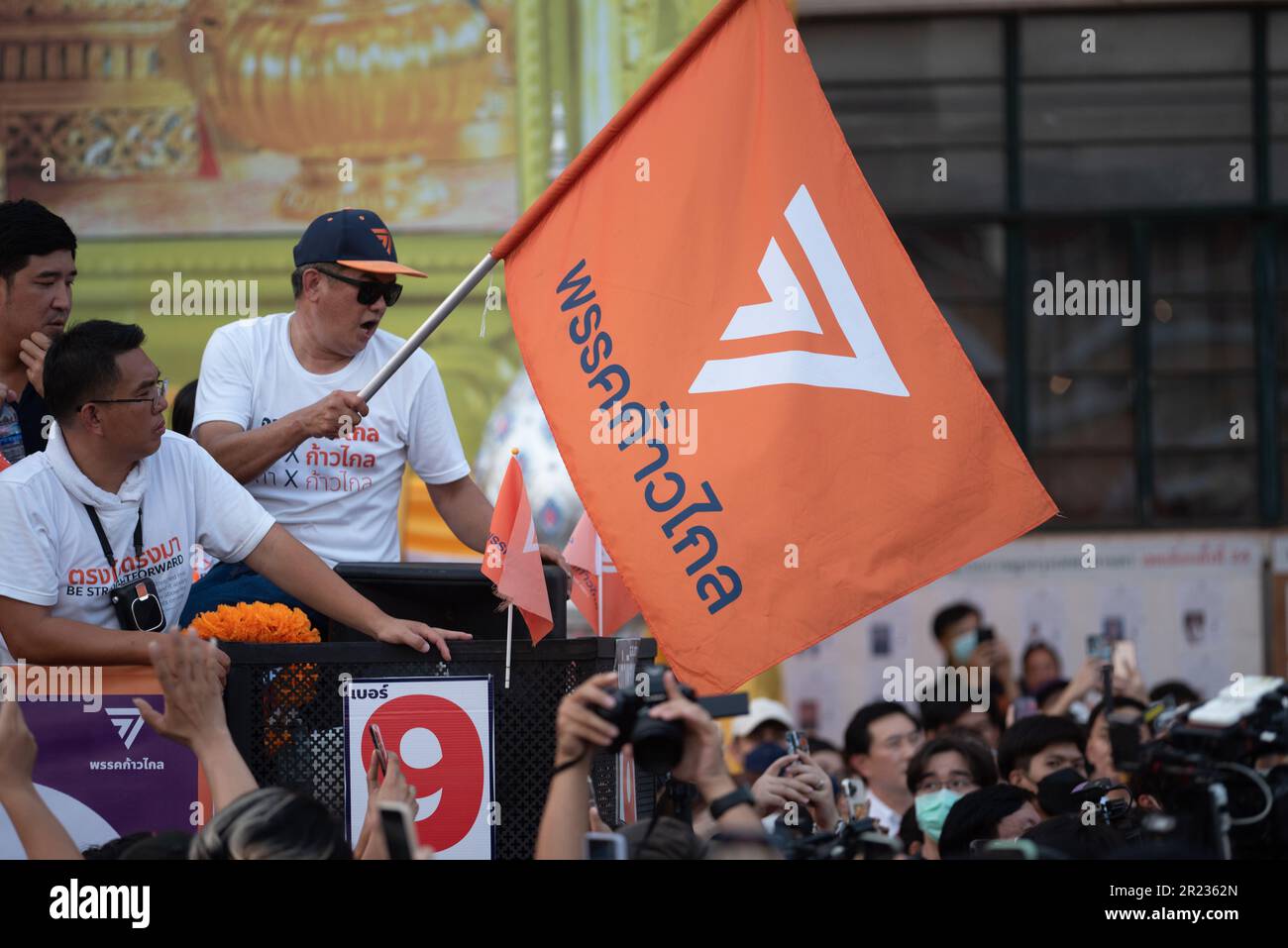 Bangkok, Thaïlande. 15th mai 2023. Bangkok le 15 mai 2023 - au Monument de la démocratie sur la route Ratchadamnoen Klang, les partisans du parti Move Forward, décalés en orange, la couleur du parti, se sont réunis pour féliciter Pita Limjaroenrat, leader du parti Move Forward et candidat du Premier ministre, pour leur victoire. Obtenez le plus haut vote à l'élection générale dimanche, 14 mai 2023, le passé. (Credit image: © Teera Noisakran/Pacific Press via ZUMA Press Wire) USAGE ÉDITORIAL SEULEMENT! Non destiné À un usage commercial ! Banque D'Images