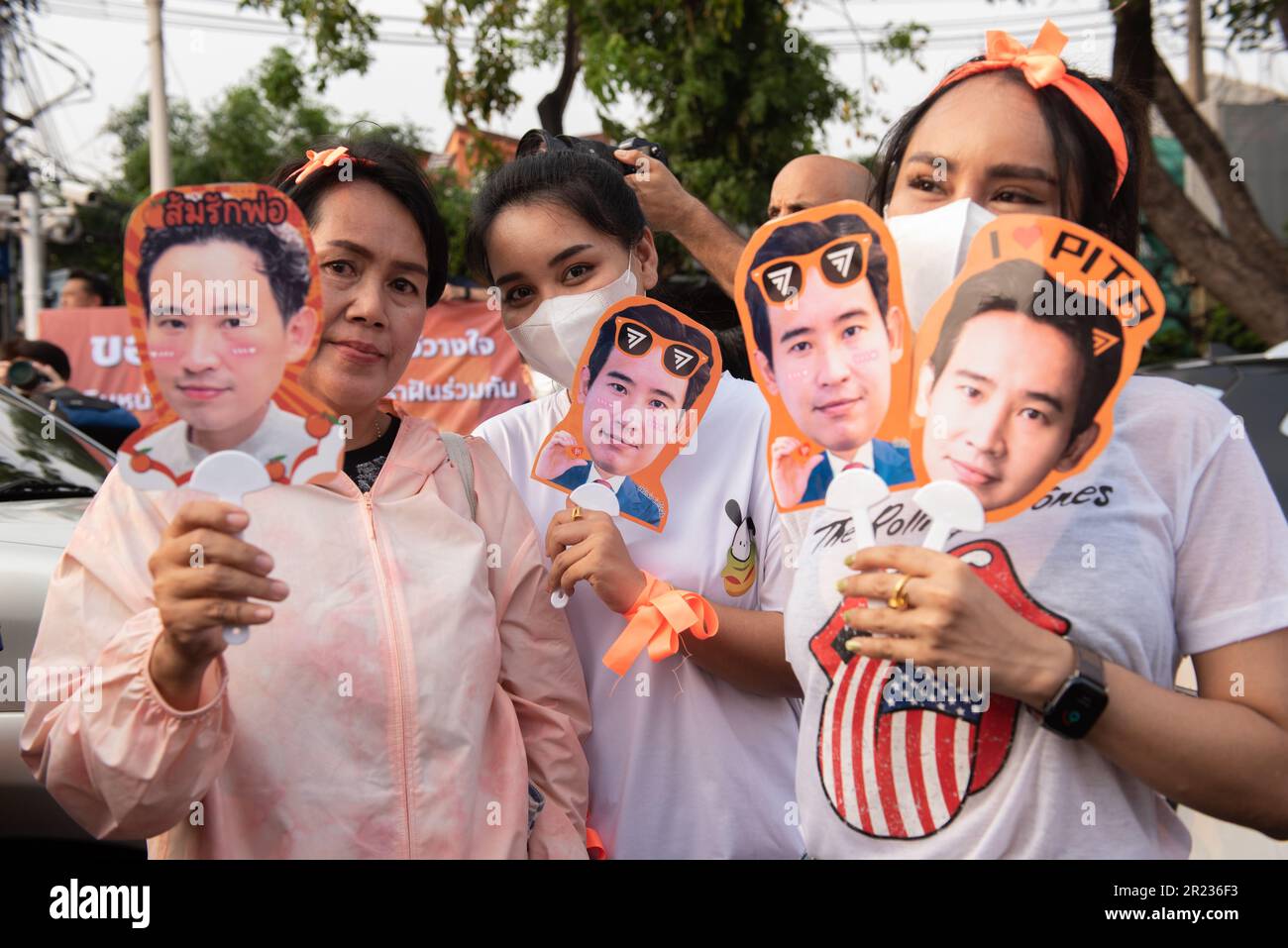 Bangkok, Thaïlande. 15th mai 2023. Bangkok le 15 mai 2023 - au Monument de la démocratie sur la route Ratchadamnoen Klang, les partisans du parti Move Forward, décalés en orange, la couleur du parti, se sont réunis pour féliciter Pita Limjaroenrat, leader du parti Move Forward et candidat du Premier ministre, pour leur victoire. Obtenez le plus haut vote à l'élection générale dimanche, 14 mai 2023, le passé. (Credit image: © Teera Noisakran/Pacific Press via ZUMA Press Wire) USAGE ÉDITORIAL SEULEMENT! Non destiné À un usage commercial ! Banque D'Images