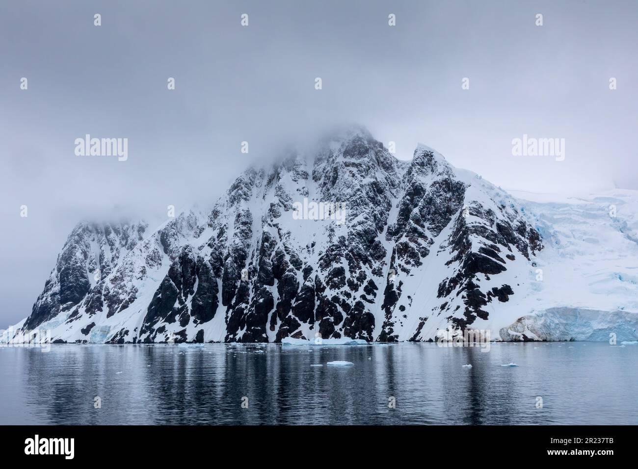 Navigation à travers le Canal Lemaire, l'Antarctique Banque D'Images