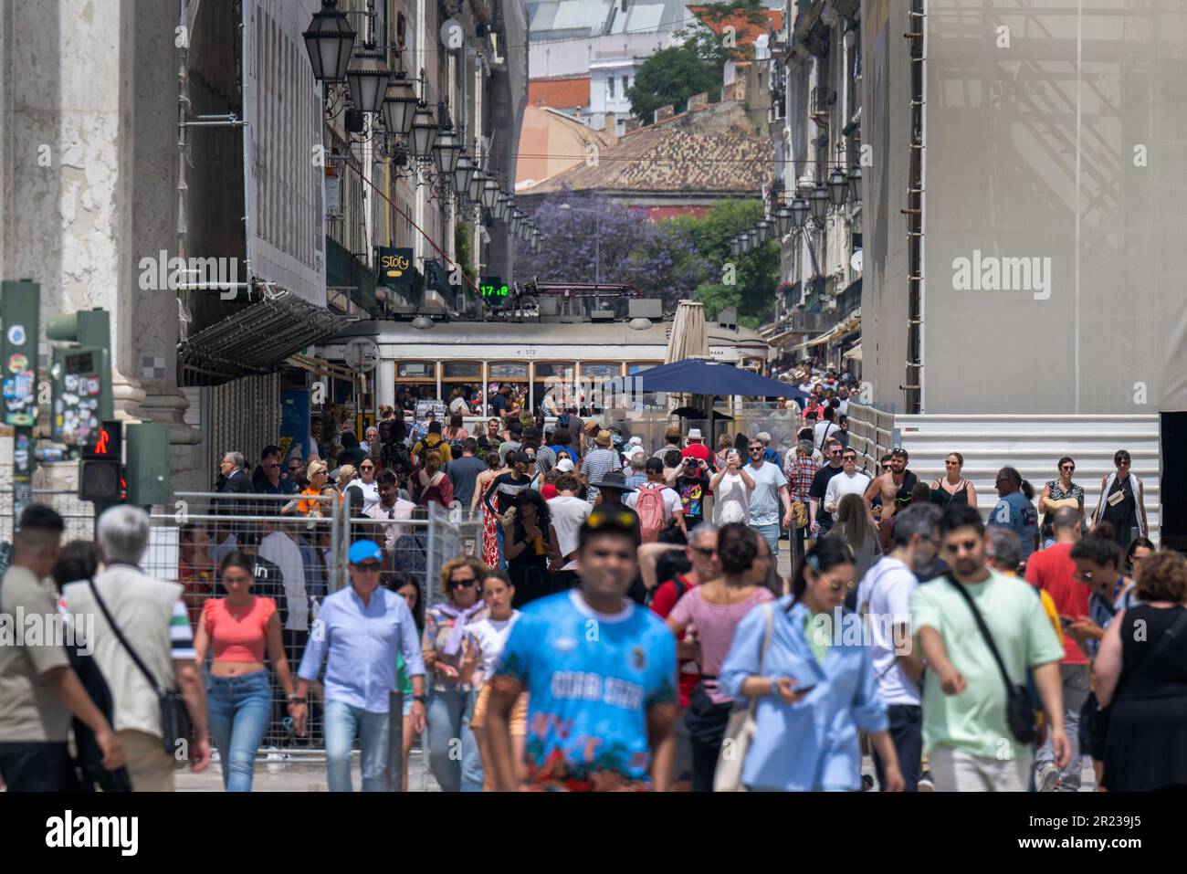 Lisbonne, Portugal. 2nd mai 2023. Les gens sont vus marcher le long de Rua da Prata (rue Da Prata) situé dans le quartier de Baixa. (Credit image: © Jorge Castellanos/SOPA Images via ZUMA Press Wire) USAGE ÉDITORIAL SEULEMENT! Non destiné À un usage commercial ! Banque D'Images