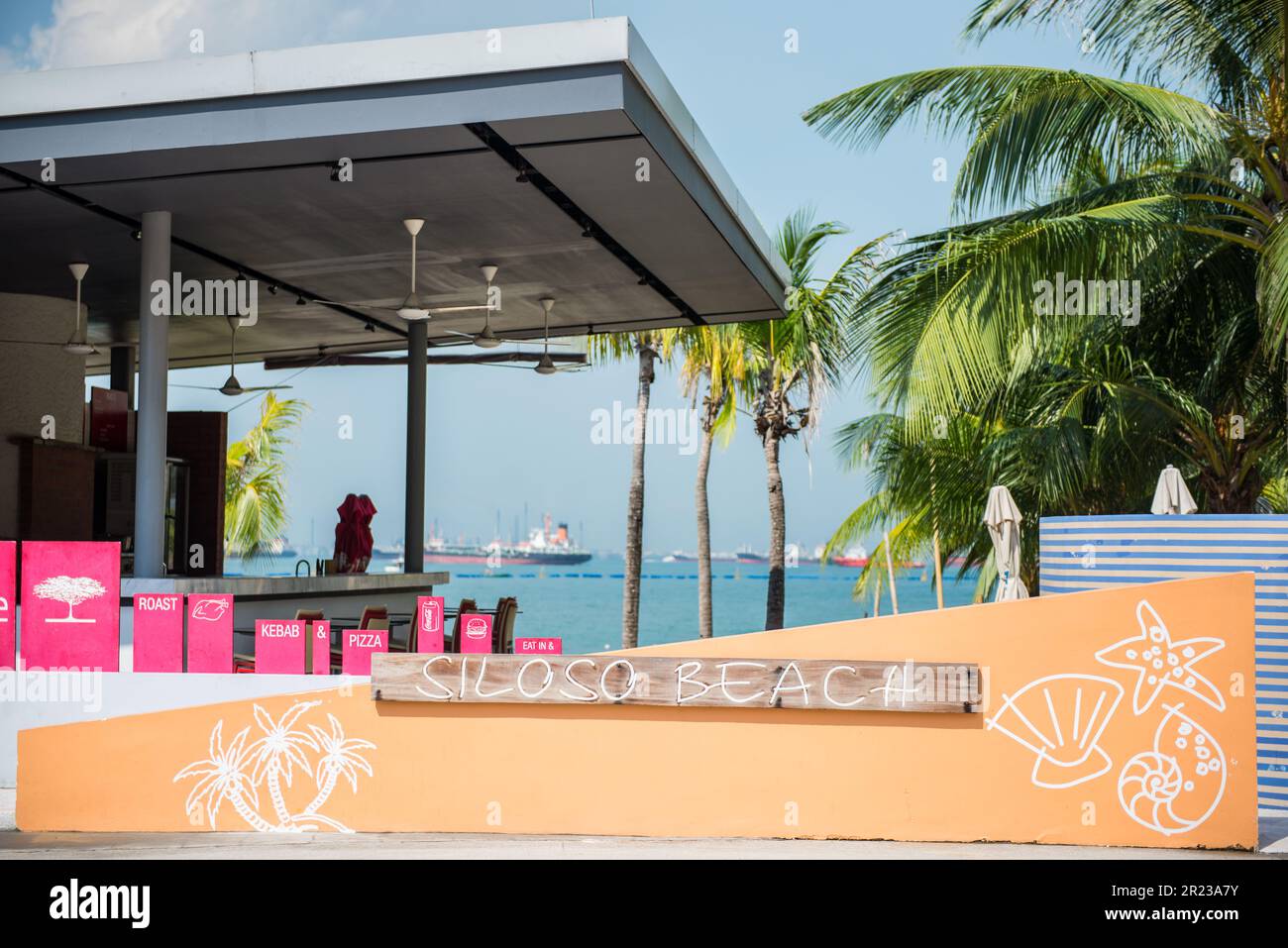 Singapour - 18 octobre 2014 : Siloso Beach est la plage la plus branchée de Singapour, avec ses bars et restaurants les plus branchés de l'île de Sentosa Banque D'Images