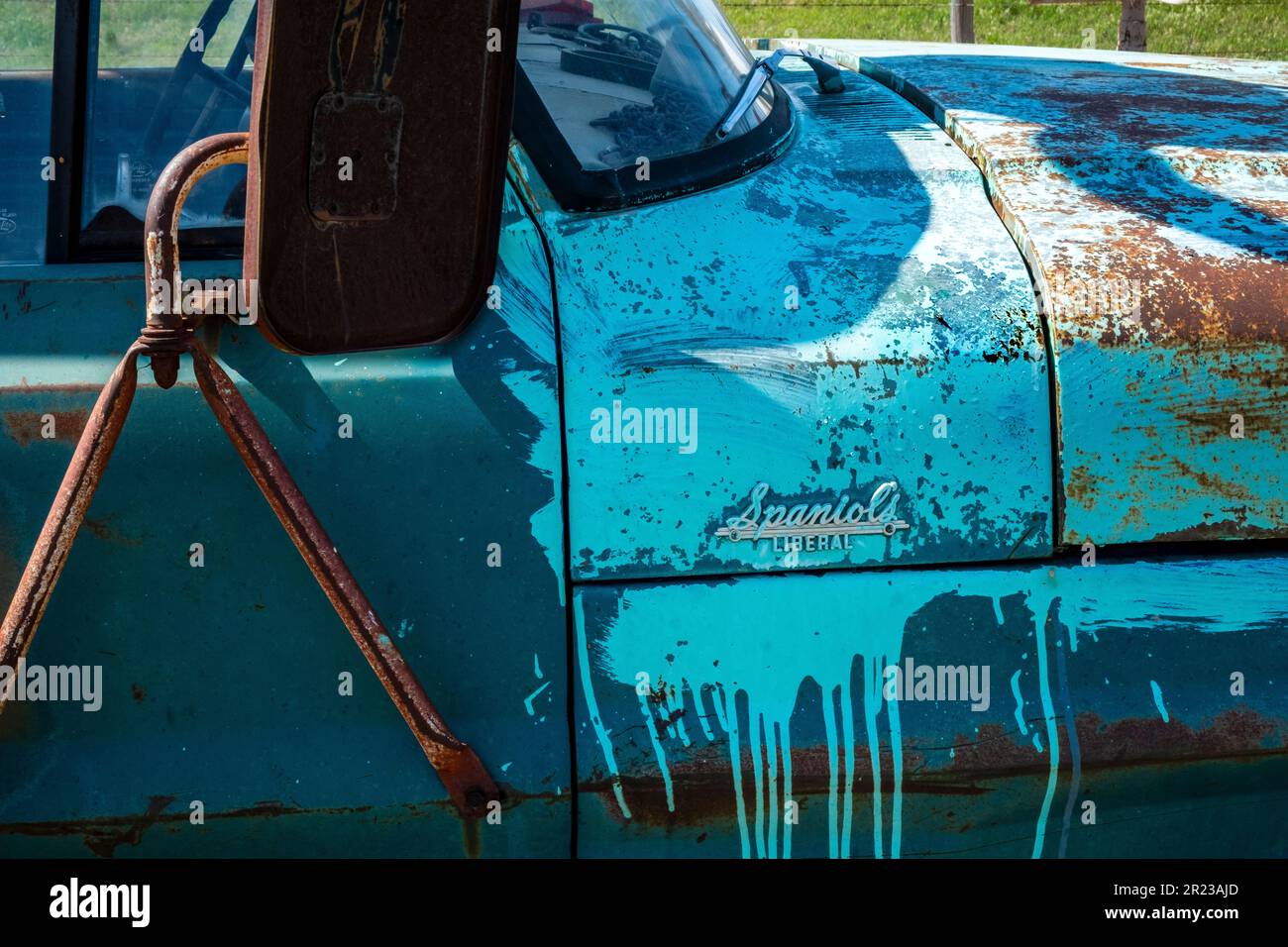 Vieux camion chez M.T. Liggett's Art Environment, Mullinville, Kansas, États-Unis. Le camion est venu de la concession automobile de Spaniol à Liberal, Kansas. Banque D'Images