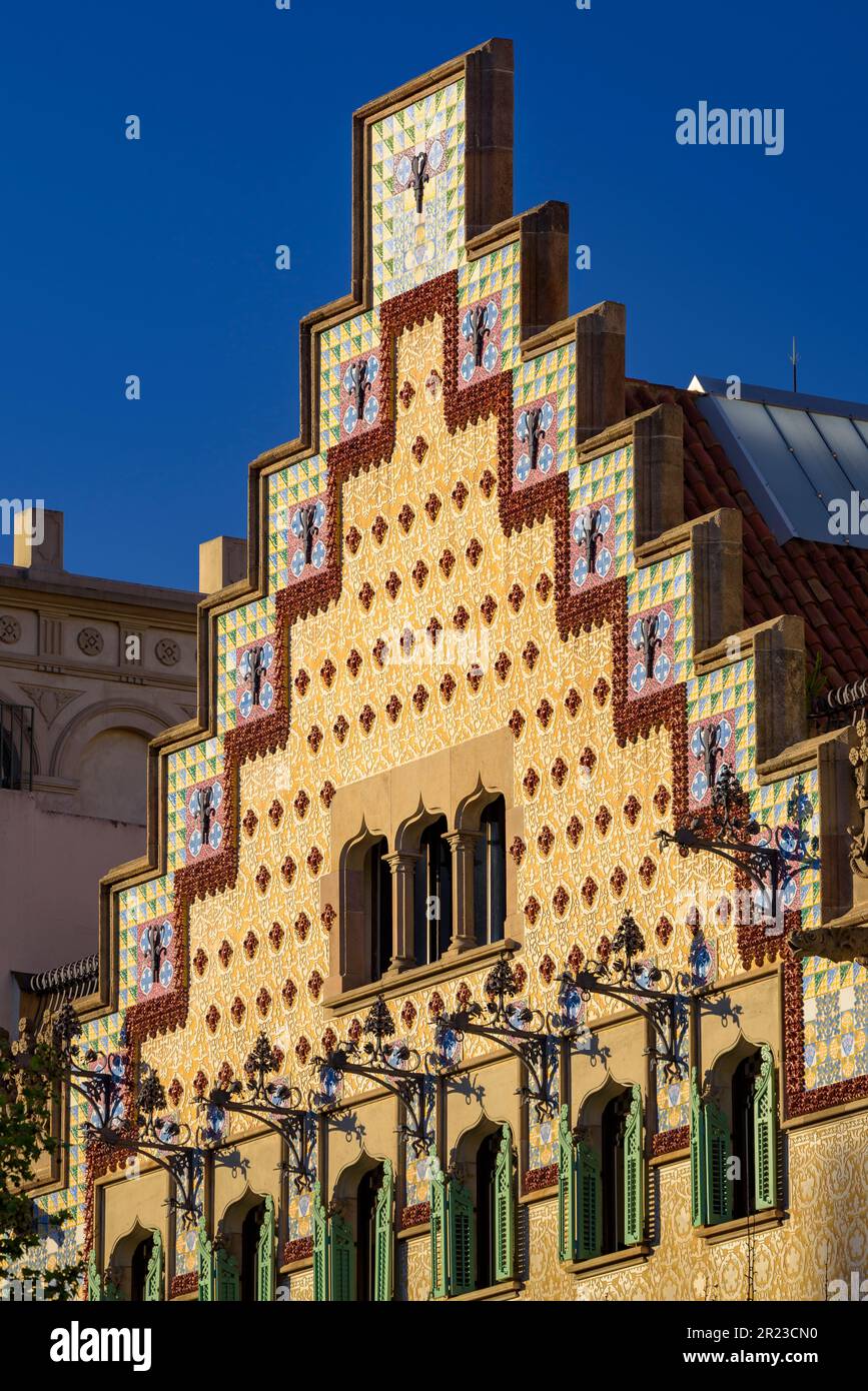 Détails de la façade de Casa Amatller par Josep Puig i Cadafalch tôt le matin sur l'avenue Passeig de Gracia (Barcelone, Catalogne, Espagne) Banque D'Images