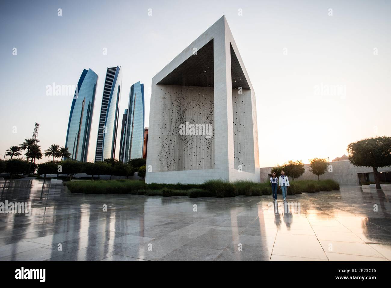 Le Mémorial du fondateur et les gratte-ciel environnants dans le centre d'Abu Dhabi, aux Émirats arabes Unis. Banque D'Images