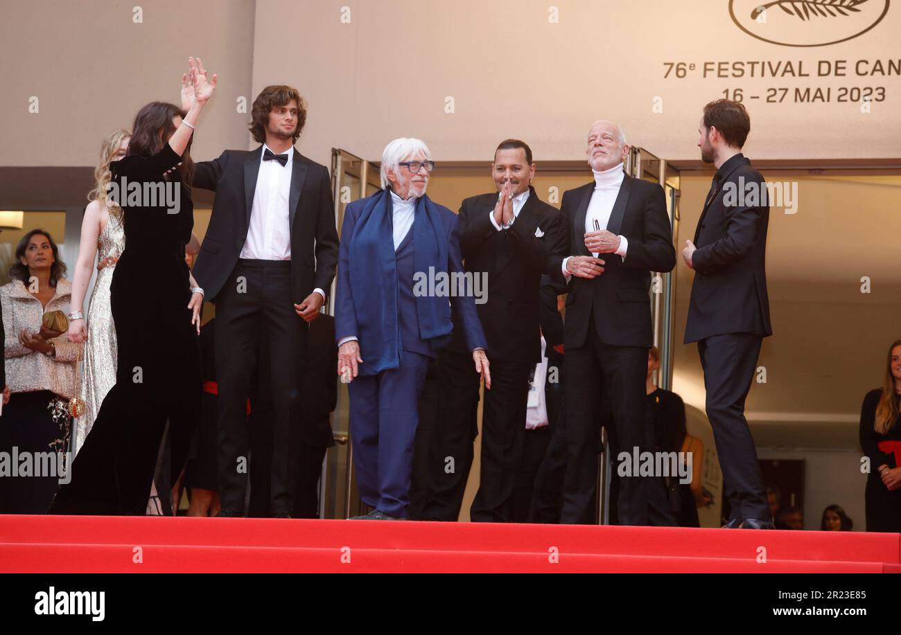 Cannes, France. 16th mai 2023. Pauline Pollmann, Diego le fur, directrice Maiwenn, Johnny Depp, Pierre Richard, Benjamin Lavernhe, Pascal Greggory et Melvil Poupaud assistent à la première et à la cérémonie d'ouverture de Jeanne du Barry lors du Festival annuel du film de Cannes 76th sur 16 mai 2023 à Cannes, France. (Photo par: DGP/imageSPACE) Credit: Imagespace/Alay Live News Banque D'Images