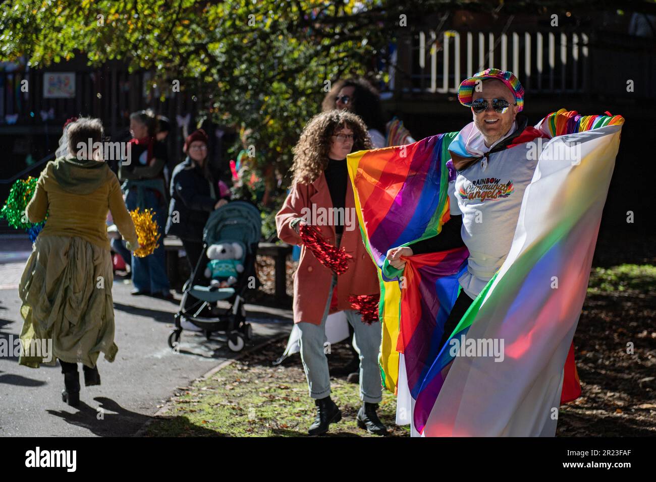 Melbourne, Australie, 17th mai 2023. Après l'annulation d'un autre événement de tournage en raison de menaces de violence, les Rainbow Community Angels ont organisé un événement distinct à la bibliothèque Eltham pour montrer leur soutien à la communauté LGBTQI+ pour la Journée IDAHOBIT, la première de ces activités depuis décembre 2022. Credit: Jay Kogler/Alay Live News Banque D'Images