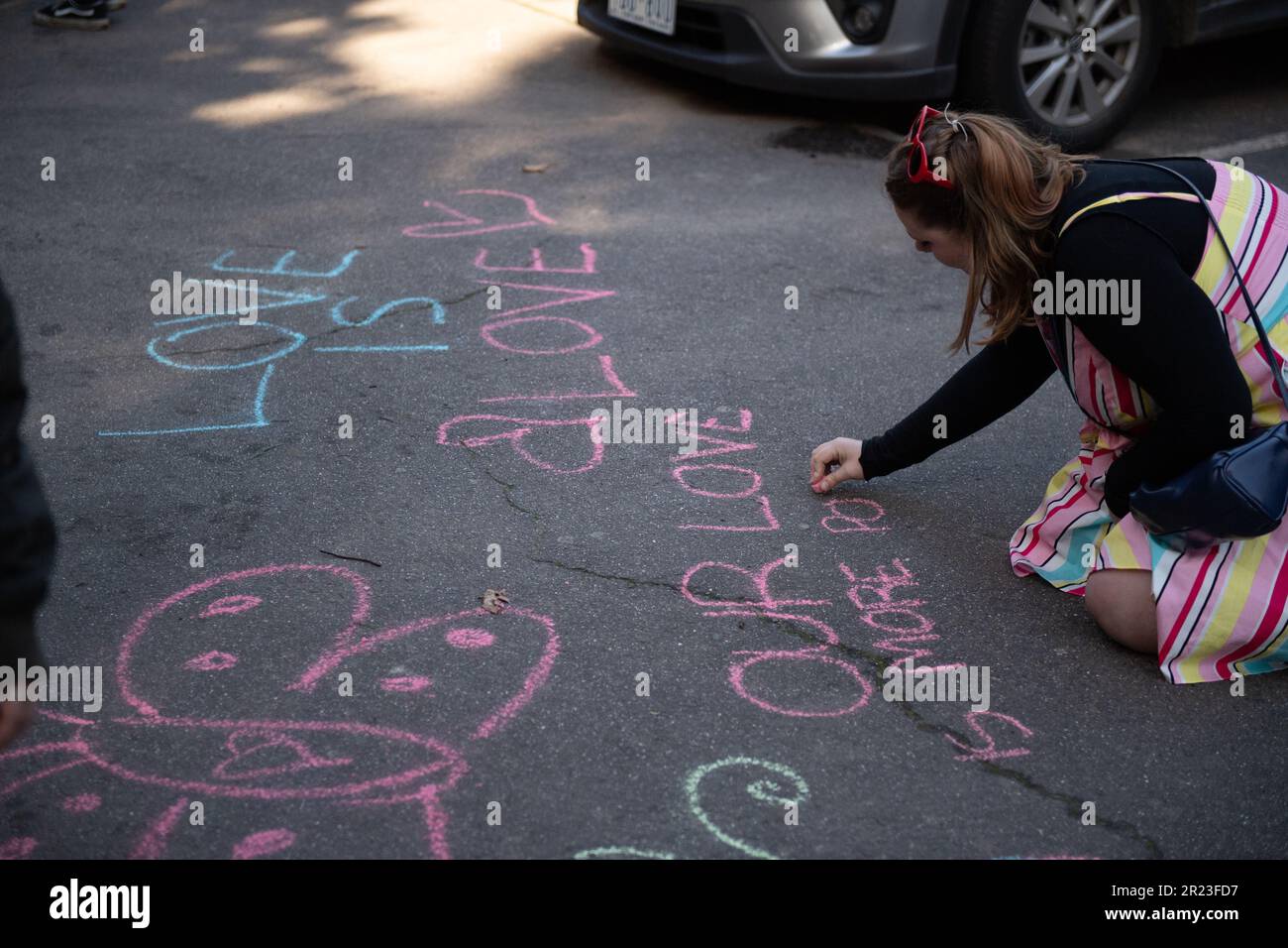 Melbourne, Australie, 17th mai 2023. Après l'annulation d'un autre événement de tournage en raison de menaces de violence, les Rainbow Community Angels ont organisé un événement distinct à la bibliothèque Eltham pour montrer leur soutien à la communauté LGBTQI+ pour la Journée IDAHOBIT, la première de ces activités depuis décembre 2022. Credit: Jay Kogler/Alay Live News Banque D'Images