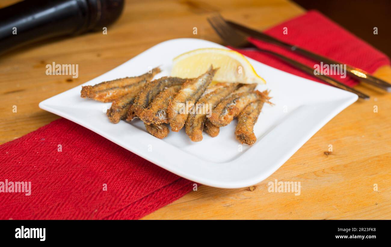 Anchois battus. Tapa traditionnel de poisson espagnol. Banque D'Images