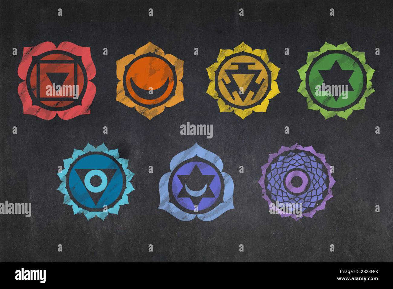Tableau noir avec un dessiné au milieu des sept chakra. Banque D'Images