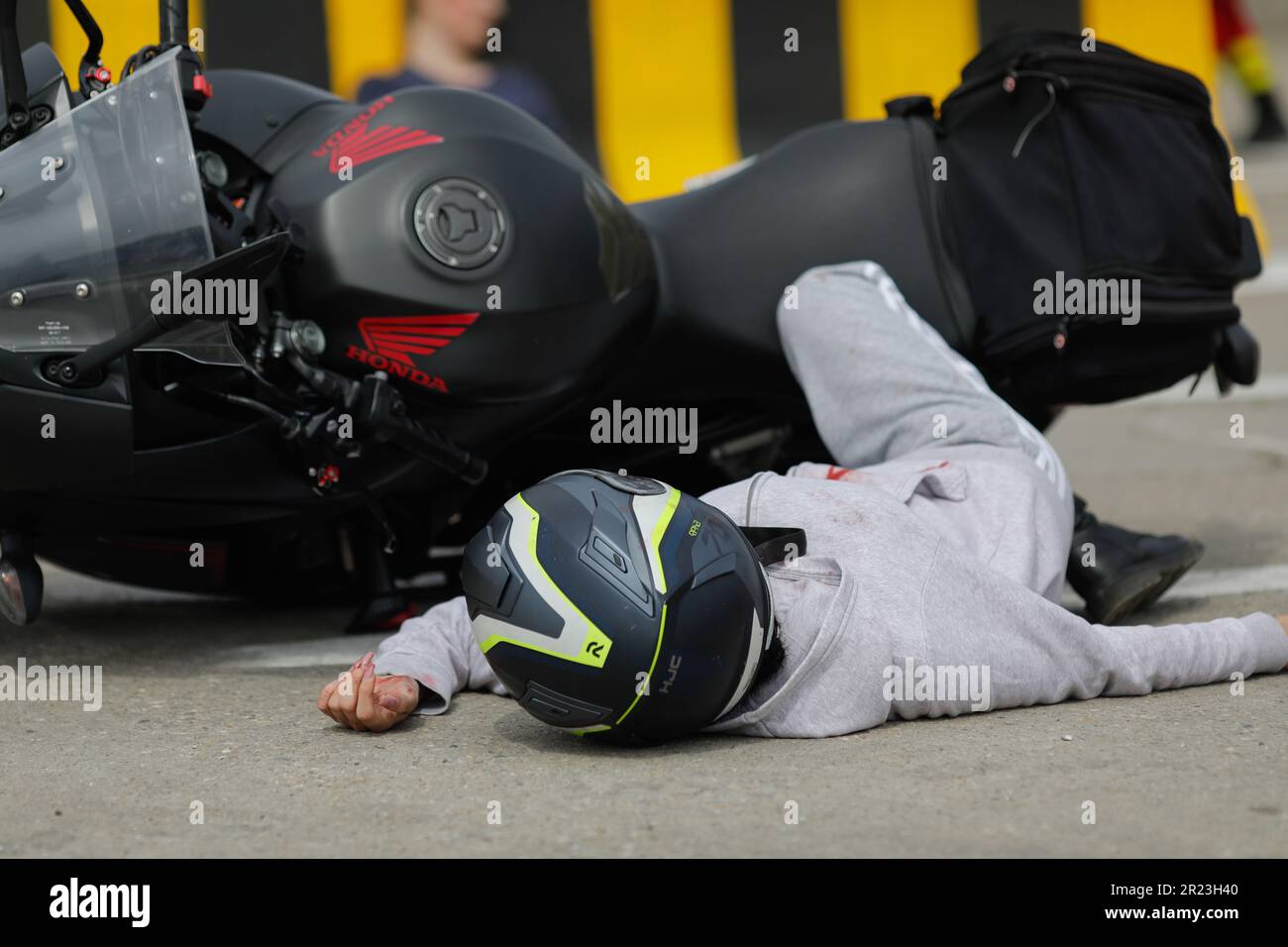 Otopeni, Roumanie - 15 mai 2023 : victime d'un accident de moto lors d'un exercice de pratique des premiers intervenants roumains, des pompiers et des ambulanciers paramédicaux. Banque D'Images