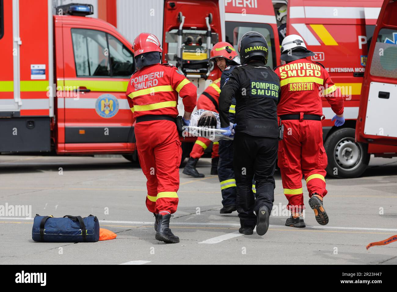 Otopeni, Roumanie - 15 mai 2023: Premiers intervenants roumains, pompiers et ambulanciers paramédicaux, train pour extrader et sauver la victime d'un accès moto Banque D'Images