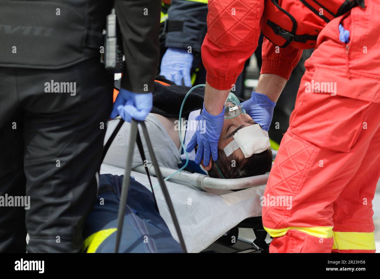 Otopeni, Roumanie - 15 mai 2023: Premiers intervenants roumains, pompiers et ambulanciers paramédicaux, train pour extrader et sauver la victime d'un accès moto Banque D'Images