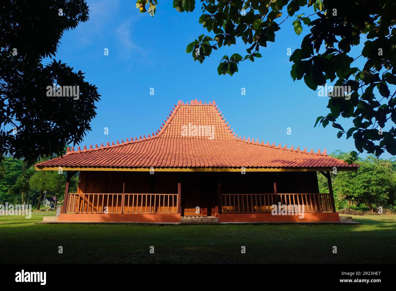Jakarta, Indonésie, 14 mai 2023, maison traditionnelle du centre de Java Indonésie, le bâtiment qui est communément appelé pavillon ou maison joglo, jogging Banque D'Images