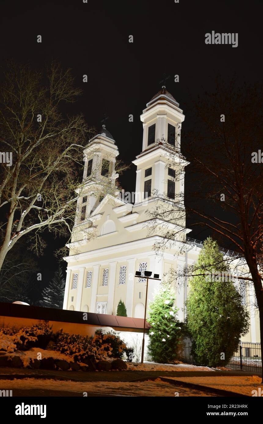 Bâtiment blanc de l'église dans une obscurité. Banque D'Images