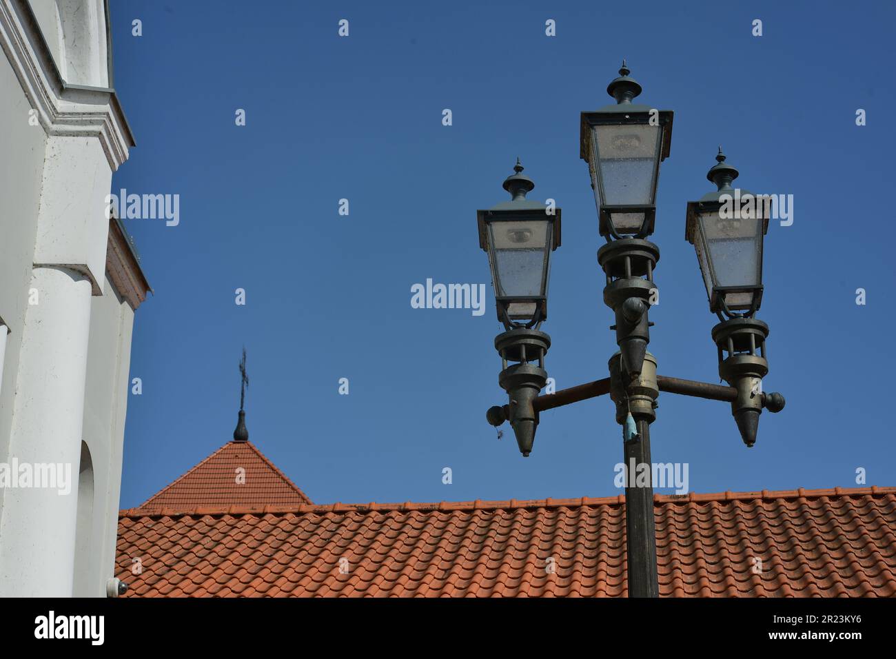 Lampadaire de rue près du bâtiment. Banque D'Images